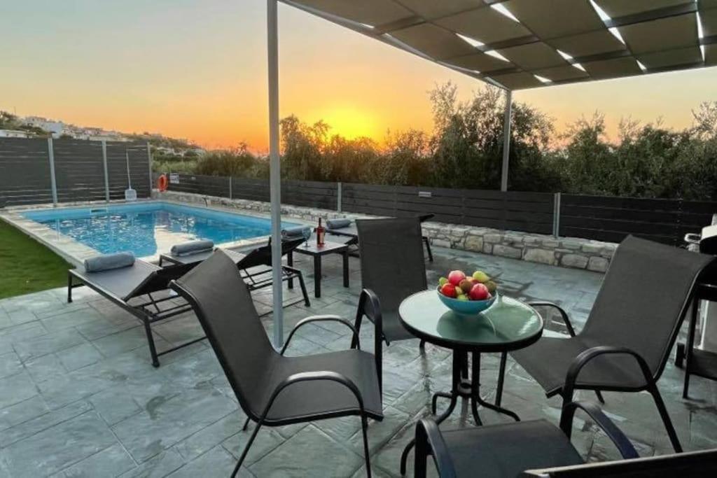 Villa Sheila With Private Pool Roumelí Екстериор снимка