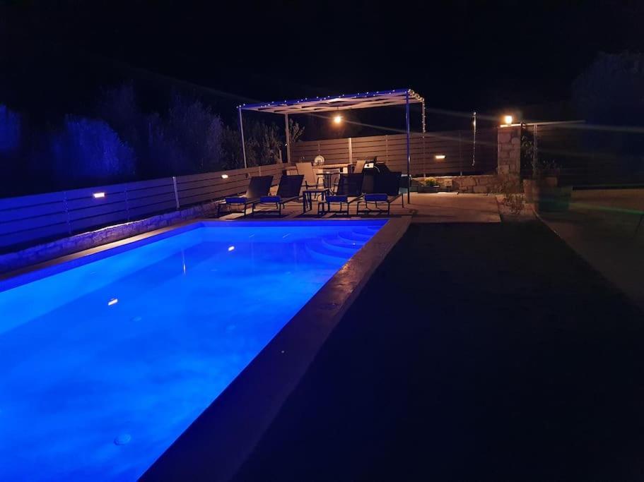 Villa Sheila With Private Pool Roumelí Екстериор снимка