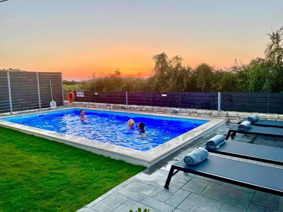 Villa Sheila With Private Pool Roumelí Екстериор снимка