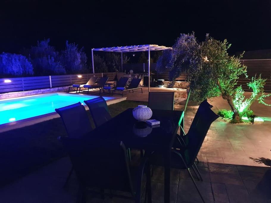 Villa Sheila With Private Pool Roumelí Екстериор снимка