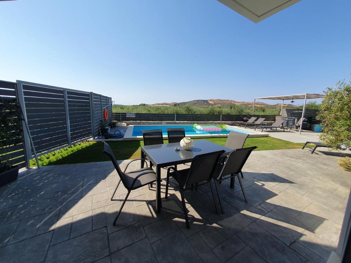 Villa Sheila With Private Pool Roumelí Екстериор снимка