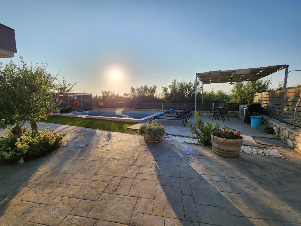 Villa Sheila With Private Pool Roumelí Екстериор снимка
