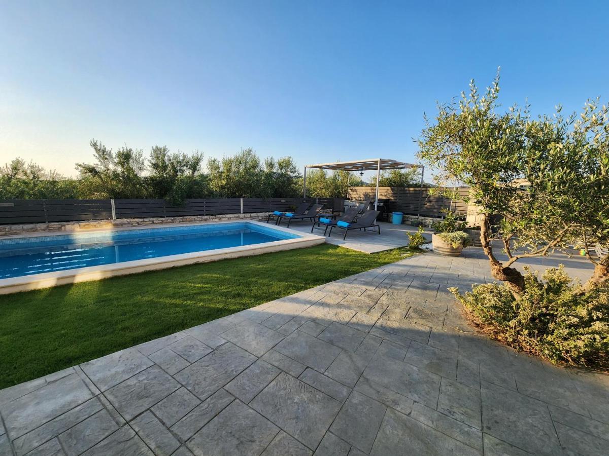 Villa Sheila With Private Pool Roumelí Екстериор снимка