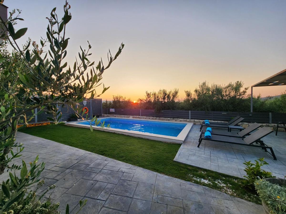 Villa Sheila With Private Pool Roumelí Екстериор снимка