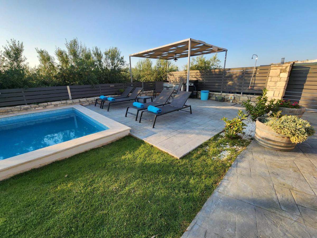 Villa Sheila With Private Pool Roumelí Екстериор снимка