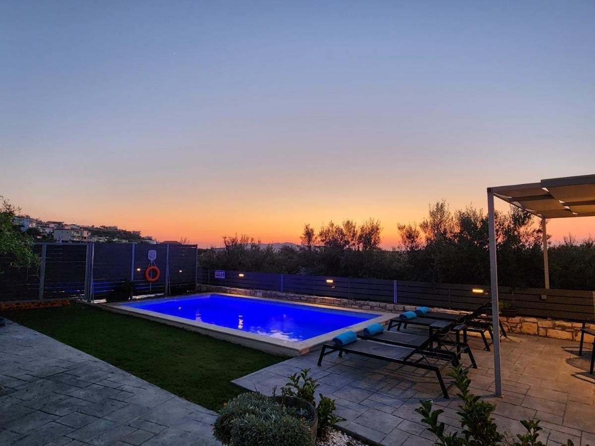Villa Sheila With Private Pool Roumelí Екстериор снимка