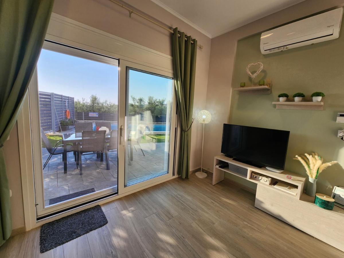 Villa Sheila With Private Pool Roumelí Екстериор снимка