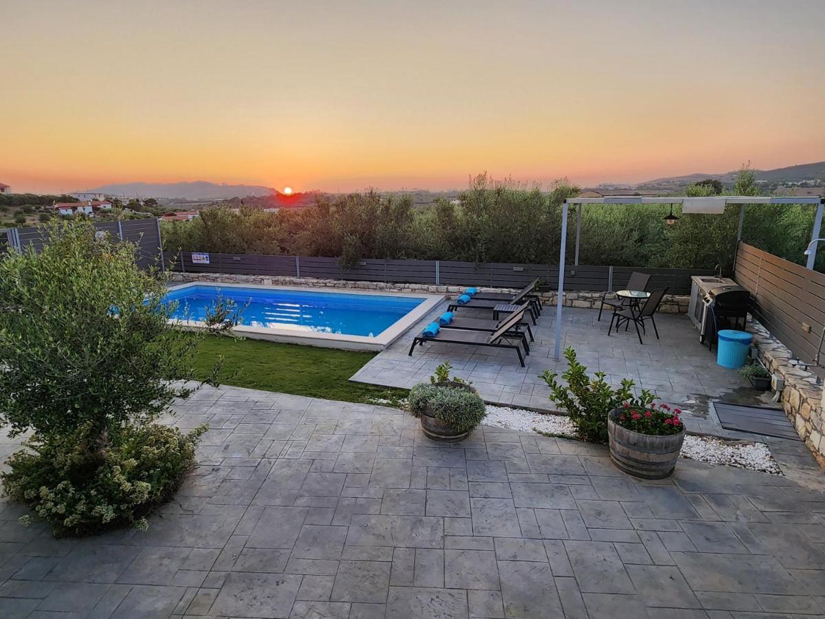 Villa Sheila With Private Pool Roumelí Екстериор снимка
